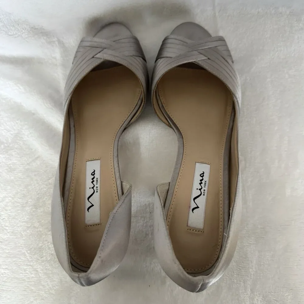 Nina women peep